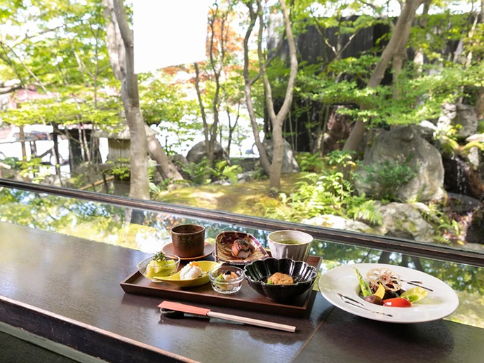窓際のカウンターが特等席とMOMIJIランチ